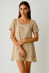 Vestido corto de algodón color verde, con mangas cortas y cuello redondo. Presenta un calado sutil y un corte ancho y holgado.