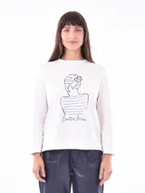 Remera blanca de manga larga con cuello redondo y estampado frontal con la frase "All my love darling" en color celeste.