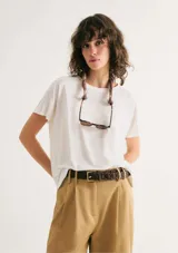 Blusa de manga corta color marrón.