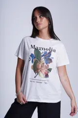 Remera color borgoña de corte recto y cuello redondo, con estampado de una flor de magnolia y texto en blanco.