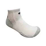 Medias deportivas blancas con talón y puntera en gris, y logo negro en el tobillo.