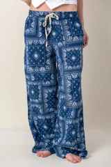 Pantalón de corte recto con estampado de pañuelos en tonos azules y blancos. Tiene cintura elastizada con cordón ajustable.