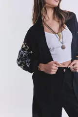 Kimono negro de lino con bordado de lentejuelas plateadas y doradas en mangas y espalda.