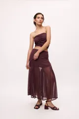 Top strapless negro con frunce en el frente y en la espalda.