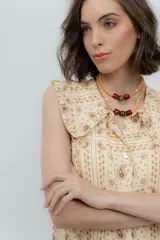Collar con mix de piedras naturales y cristales de colores, diseñado para ser usado incluso en el agua.