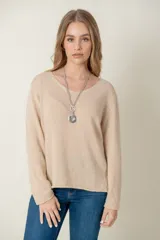Sweater gris oscuro de lana con cuello en V y corte holgado.