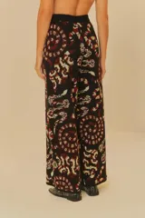 Pantalón relajado de tejido de punto con diseño abstracto colorido.