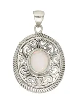 Dije ovalado de plata 925 con piedra de ópalo blanco, diseño detallado en filigrana.