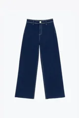 Pantalón de jean azul oscuro, corte wide leg, con cintura alta y terminación desflecada.