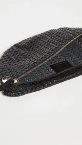 Bolso bandolera negro con diseño trenzado, correa desmontable y ajustable.