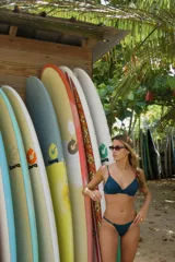 Top de bikini marrón con aro, forro, breteles regulables, ganchito y regulador en la espalda, espacio para copas de relleno y piedritas decorativas en los tirantes.