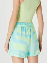 Short de tiro alto color verde con estampado geométrico en celeste.