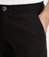Pantalón de vestir negro, corte slim fit, confeccionado en sarga de algodón y elastano.