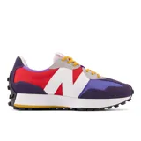Championes New Balance 327 de dama, con capellada de gamuza y tela de nylon en colores rojo, violeta, gris y azul. Presentan logo "N" sobredimensionado en blanco, entresuela de goma blanca y suela de goma negra con diseño texturizado.