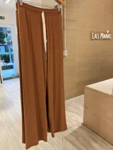 Pantalón palazzo color ladrillo, de morley de viscosa, con cintura elastizada y cordón blanco ajustable.