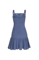 Vestido corto azul de lino con tirantes ajustables, volantes, aberturas caladas, bordado aplicado, cremallera invisible en la espalda y forro interno.