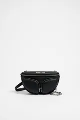 Bolso riñonera mini negro con cierre de cremallera, asa de piel y cadena, exterior con logo estampado.