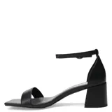 Sandalias de tacón Miss Carol modelo Claraz, color nude, con tira delgada sobre los dedos, pulsera al tobillo con hebilla y taco cuadrado.