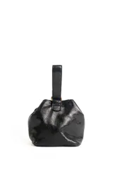 Mini bag negra tipo limosnera de cuero charolado con asa corta.