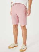 Bermuda de vestir color gris oscuro, corte chino, con bolsillos laterales y traseros.