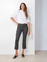 Pantalón flare de tejido elastizado negro, con pretina ancha y diseño elegante, de la marca Nanette.
