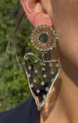 Aros de resina transparentes con detalles de strass brillantes.
