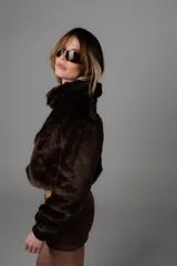 Campera marrón chocolate de pelo sintético con puños de cuero sintético.