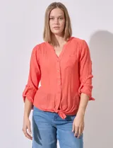 Blusa de gasa rosa de Zac & Rachel, con cuello a la base, escote en V y abertura central con botones.