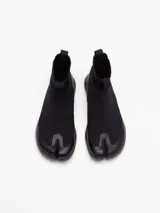 Bota pezuña de color negro confeccionada con tejido Tencel y suela de caña de azúcar.