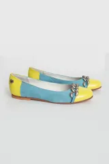 Ballerina con puntera de charol amarillo y parte superior de gamuza celeste, con detalle de cadena níquel.