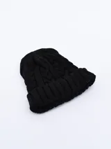 Gorro de punto color crudo con diseño trenzado y borde doblado.