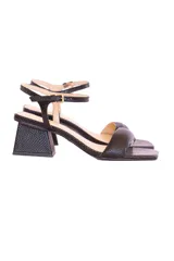 Sandalias de cuero negro con textura de piel de serpiente, tira ancha sobre los dedos, pulsera ajustable al tobillo con hebilla dorada y tacón geométrico de 6 cm.