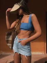 Top de hilo color beige, tejido de punto con hilado italiano, breteles anchos, tela dry fit y protección UV.