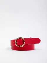Cinturón de símil cuero color rojo, con hebilla circular irregular de diseño moderno.