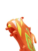 Championes de fútbol Umbro HIT HG, color negro con detalles en fucsia, celeste y plateado.