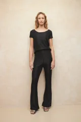 Legging texturizado y elastizado negro, con tiro alto y ajuste al cuerpo.