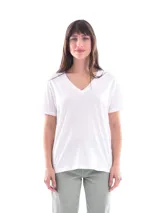 Remera de color blanco con escote en V y corte suelto.
