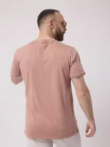 Remera azul de algodón con cuello redondo y tapeta con botones.