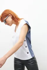 Remera beige melange de manga corta, con botones en los laterales y corte relajado.