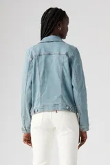 Campera de jean celeste, corte recto, con cuello de punta, bolsillos con solapa abotonada en el pecho, bolsillos laterales y botones metálicos.