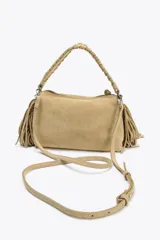 Mini bolso color beige de serraje, con flecos en los laterales, asa de mano trenzada y asa bandolera extraíble. Cierre con cremallera.
