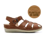 Sandalia de cuero color marrón con plantilla de cuero, tiras entrecruzadas y hebilla lateral.