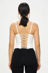 Top corset negro de encaje con breteles finos regulables, cierre frontal con ganchos y detalle de strass en el borde superior y en las costuras verticales.