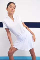 Falda corta blanca con calza incorporada, ideal para actividades deportivas.