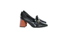 Mocasines negros de charol texturizado con punta cuadrada, detalle de hebilla dorada y tacón geométrico de madera.