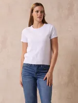 Buzo amarillo tejido en hilado fino, con cuello redondo y mangas cortas.