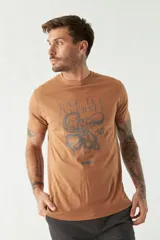 Remera de hombre azul marino con estampado de un pulpo y texto en color celeste.