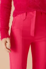 Pantalón negro con detalles de abertura en las piernas y ajuste entallado.
