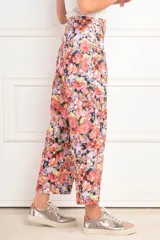 Pantalón de tiro alto con fitting recto, estampado florido y confeccionado en algodón peinado.