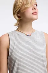 Vestido corto a rayas horizontales blancas y negras, sin mangas y con cuello redondo.